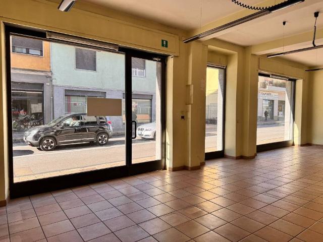 Locale Commerciale in vendita a Santa Croce di Borgomanero, Piemonte