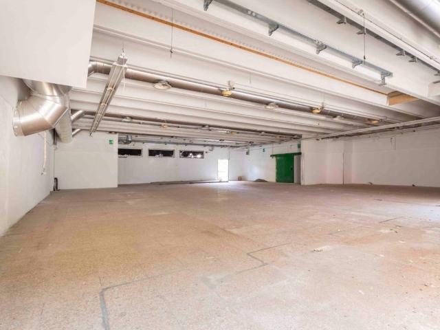 Locale Commerciale in vendita a Regione Tamarone, Borgosesia