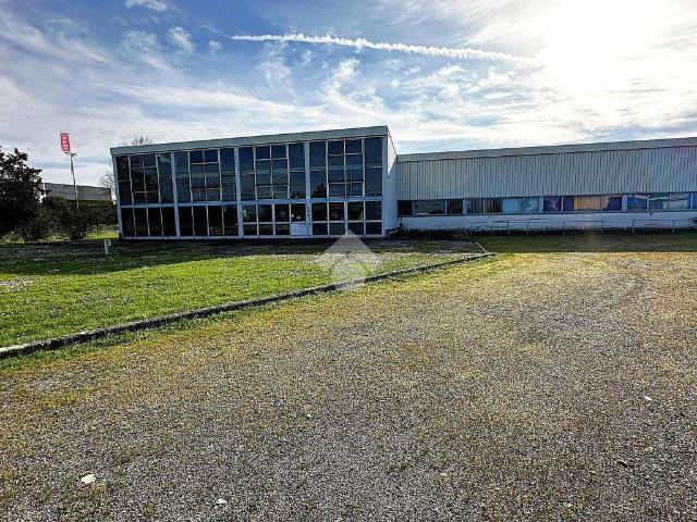 Locale Commerciale in vendita a Piemonte, Alessandria