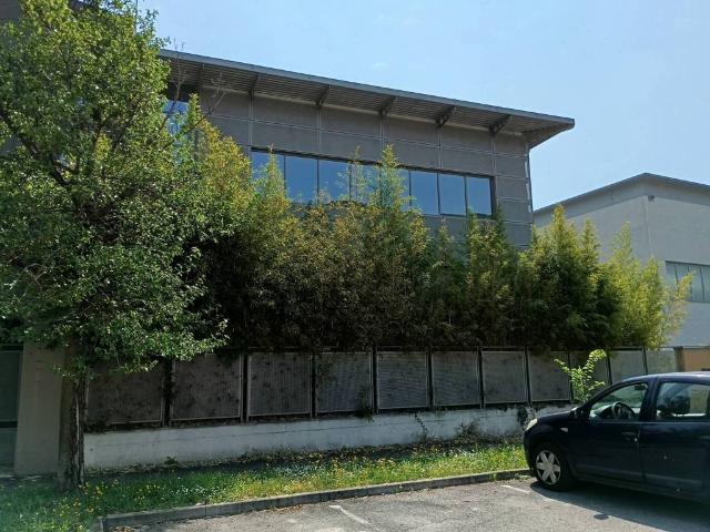 Locale Commerciale in vendita a Botticino Sera, Botticino