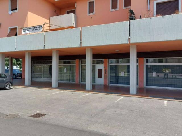 Locale Commerciale in vendita a Botticino Sera, Botticino