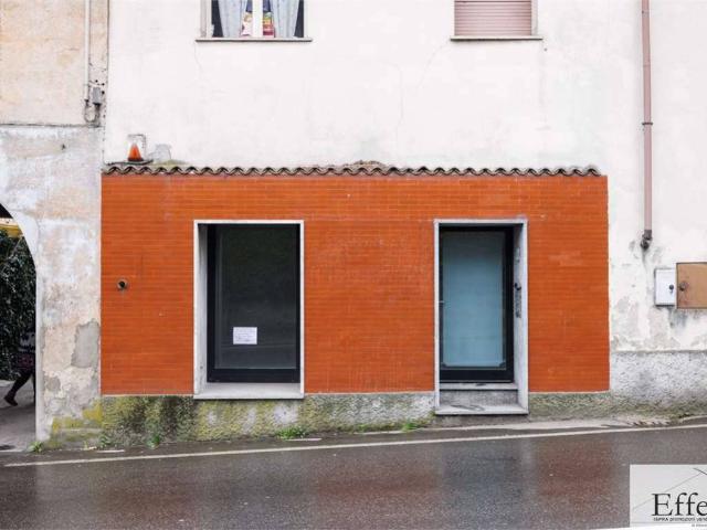 Locale Commerciale in vendita a Brebbia, Lombardia