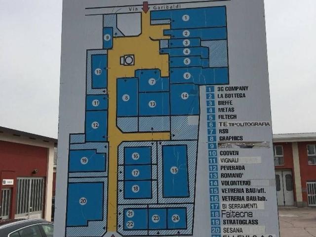 Locale Commerciale in vendita a Bregnano, Lombardia