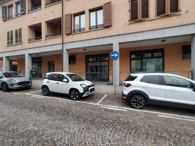 Locale Commerciale in vendita a Brembate, Lombardia