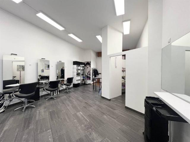 Locale Commerciale in vendita a Brembate, Lombardia