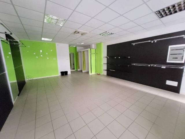 Locale Commerciale in vendita a Brembate Di Sopra, Lombardia