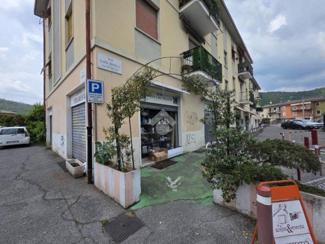 Locale Commerciale in vendita a Zona Ovest, Brescia
