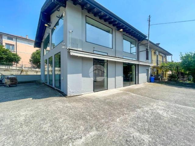 Locale Commerciale in vendita a Zona Est, Brescia