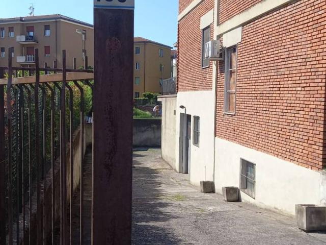 Locale Commerciale in vendita a Zona Ovest, Brescia