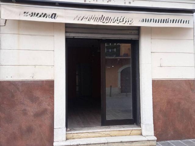 Locale Commerciale in vendita a Zona Est, Brescia