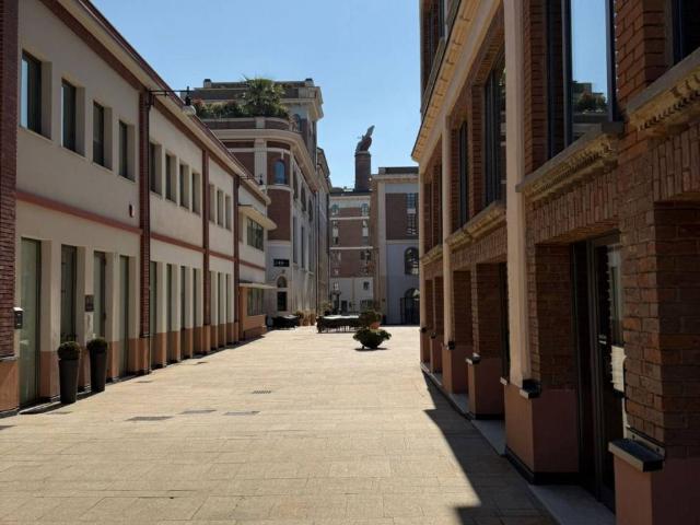 Locale Commerciale in vendita a Zona Est, Brescia