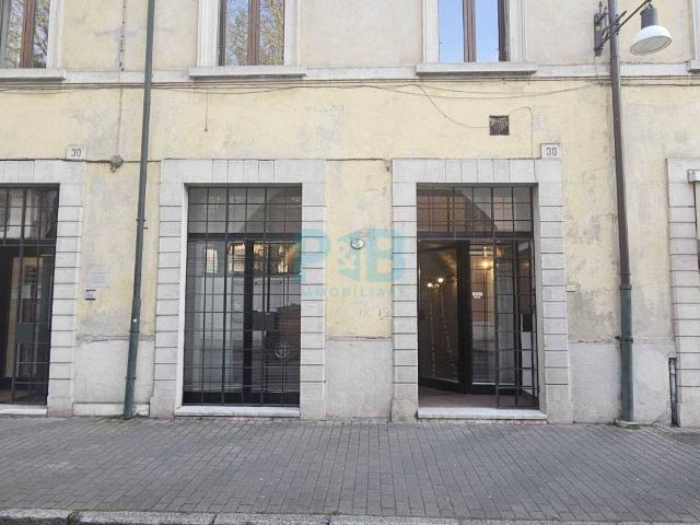 Locale Commerciale in vendita a Zona Est, Brescia