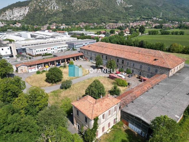 Locale Commerciale in vendita a Zona Est, Brescia