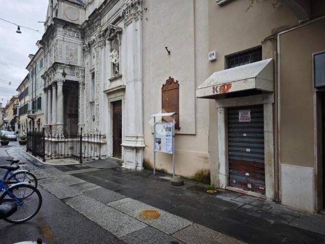 Locale Commerciale in vendita a Zona Centro, Brescia