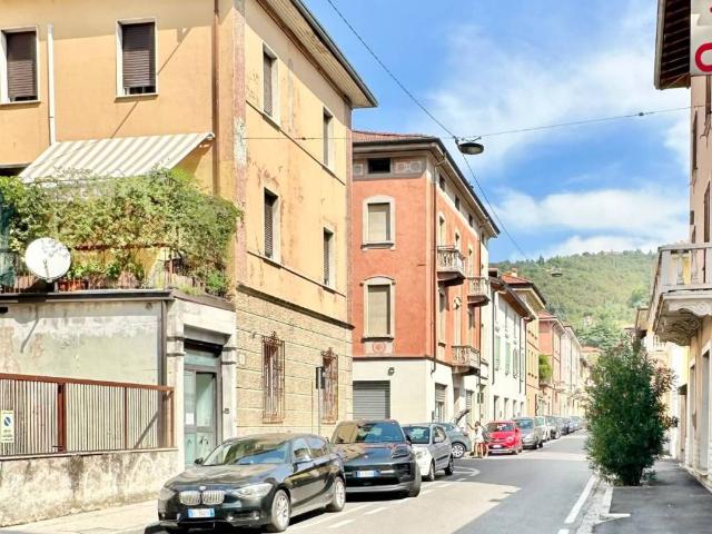 Locale Commerciale in vendita a Zona Centro, Brescia