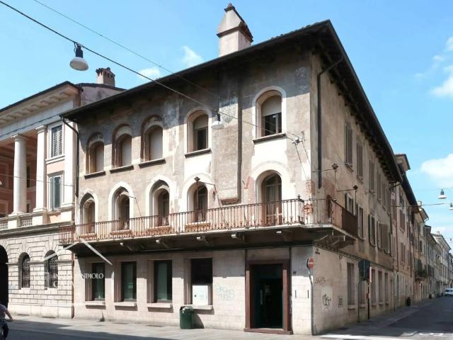 Locale Commerciale in vendita a Zona Centro, Brescia