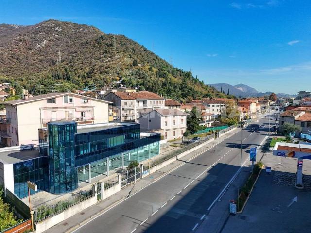 Locale Commerciale in vendita a Zona Est, Brescia