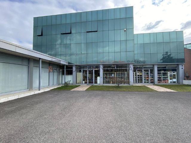 Locale Commerciale in vendita a Zona Ovest, Brescia