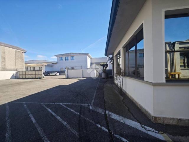 Locale Commerciale in vendita a Zona Ovest, Brescia