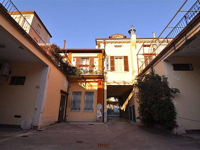 Locale Commerciale in vendita a Zona Centro, Brescia