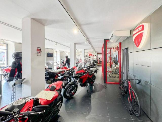 Locale Commerciale in vendita a Zona Est, Brescia