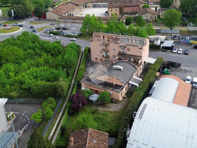 Locale Commerciale in vendita a Zona Est, Brescia