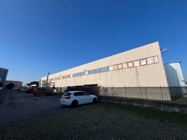 Locale Commerciale in vendita a Zona Est, Brescia