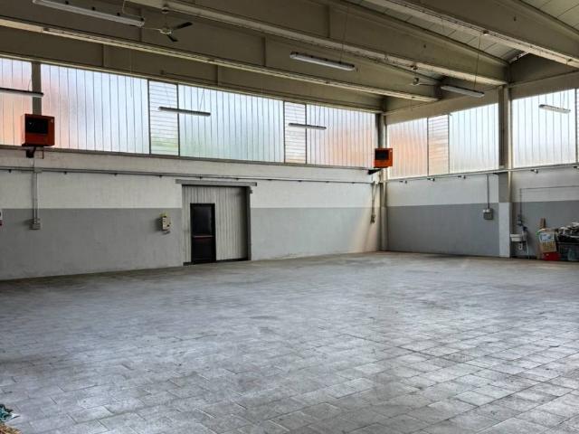 Locale Commerciale in vendita a Brignano Gera D'adda, Lombardia