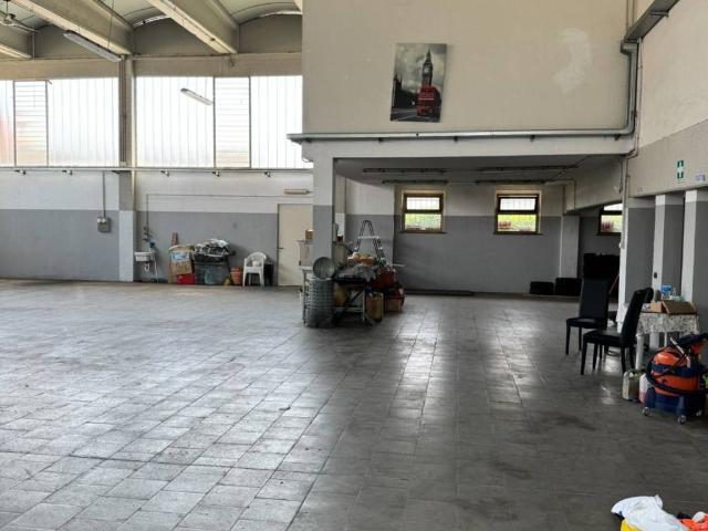 Locale Commerciale in vendita a Brignano Gera D'adda, Lombardia