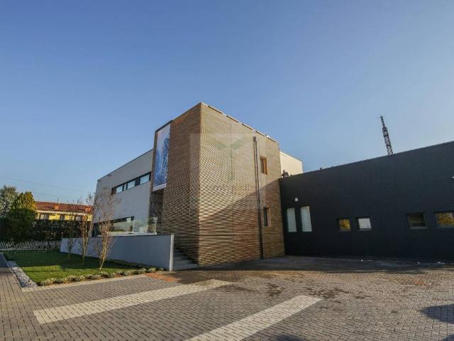 Locale Commerciale in vendita a Brignano Gera D'adda, Lombardia
