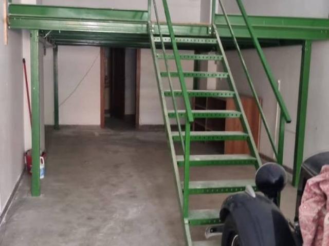 Locale Commerciale in vendita a Cappuccini, Puglia