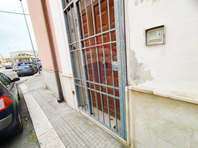 Locale Commerciale in vendita a Cappuccini, Puglia