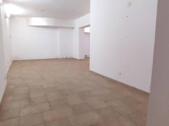 Locale Commerciale in vendita a Cappuccini, Puglia