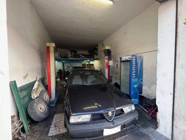 Locale Commerciale in vendita a Cappuccini, Puglia