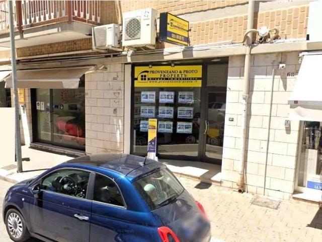 Locale Commerciale in vendita a Cappuccini, Puglia