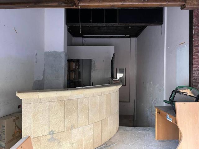 Locale Commerciale in vendita a Centro, Puglia
