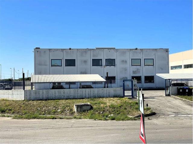 Locale Commerciale in vendita a Contrada Piccoli, Puglia