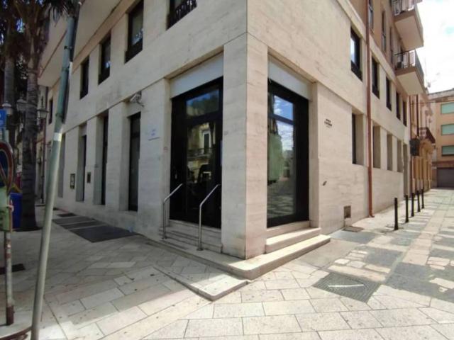 Locale Commerciale in vendita a Centro, Puglia