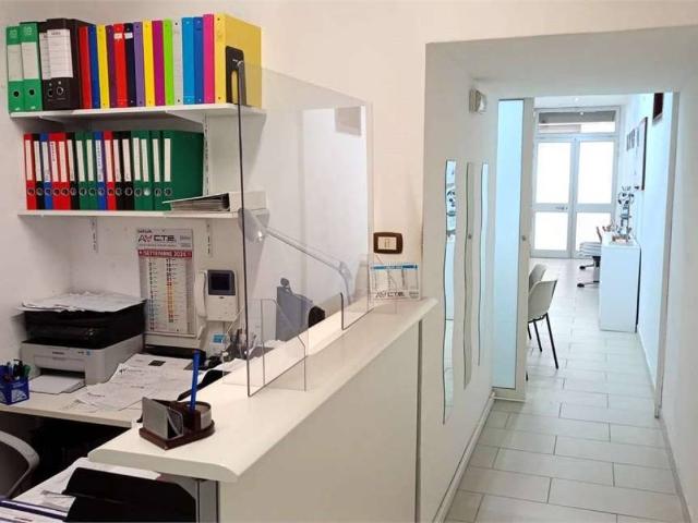 Locale Commerciale in vendita a Cappuccini, Puglia