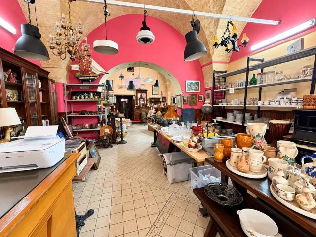 Locale Commerciale in vendita a Centro, Puglia
