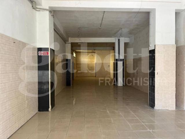 Locale Commerciale in vendita a Cappuccini, Puglia