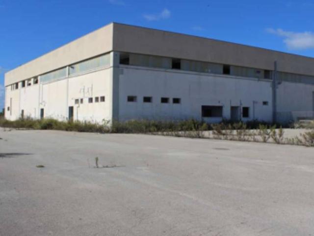 Locale Commerciale in vendita a Contrada Piccoli, Puglia