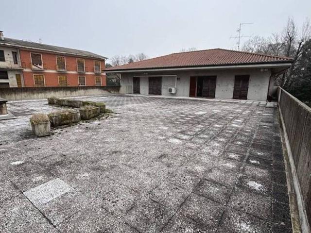 Locale Commerciale in vendita a Briosco, Lombardia