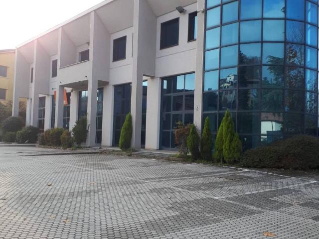 Locale Commerciale in vendita a Vaccarezza Vecchia, Brivio