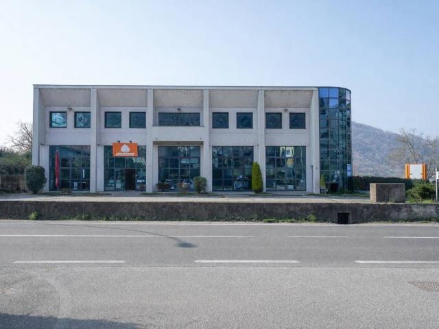 Locale Commerciale in vendita a Vaccarezza Vecchia, Brivio