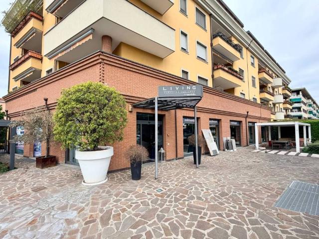 Locale Commerciale in vendita a Brugherio, Lombardia
