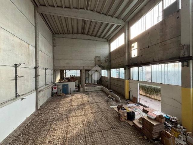 Locale Commerciale in vendita a Moncucco, Brugherio