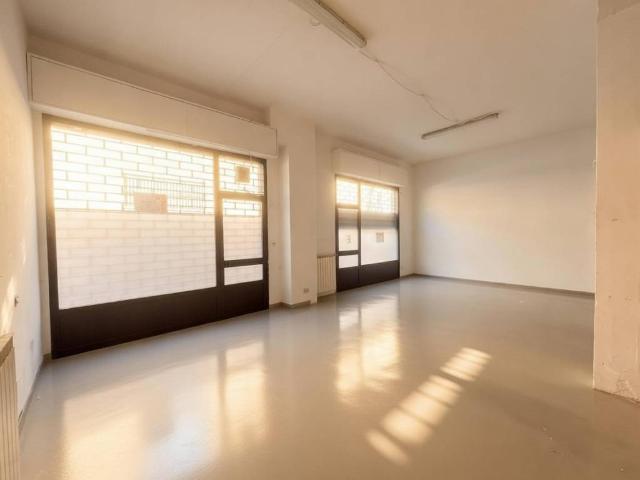 Locale Commerciale in affitto a Brugherio, Lombardia