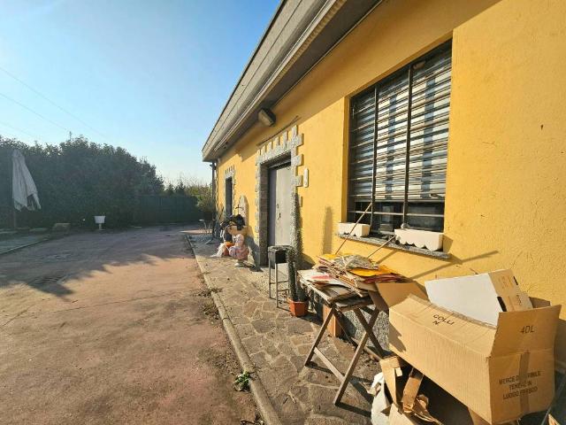 Locale Commerciale in vendita a Moncucco, Brugherio
