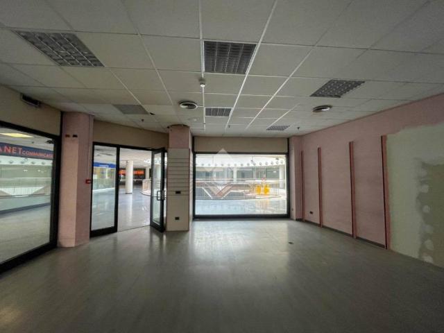 Locale Commerciale in vendita a Moncucco, Brugherio